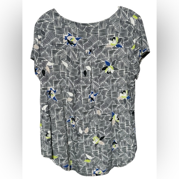 Alfani - Abstract floral and Geometric Relaxed Fit Woman’s Blouse. - Picture 2 of 6